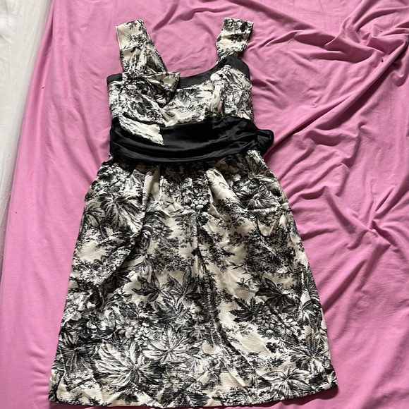 SUPER cute dress. Worn once - Picture 1 of 8